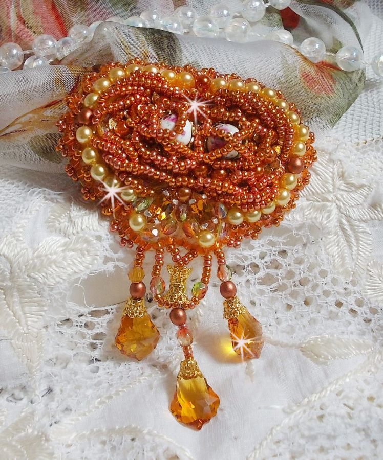 Spilla Rumba ricamata con cristalli Swarovski, strass, navette Tangerine, perle rotonde e perline