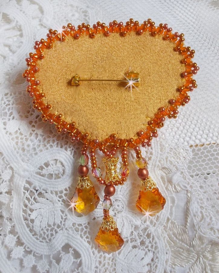 Spilla Rumba ricamata con cristalli Swarovski, strass, navette Tangerine, perle rotonde e perline