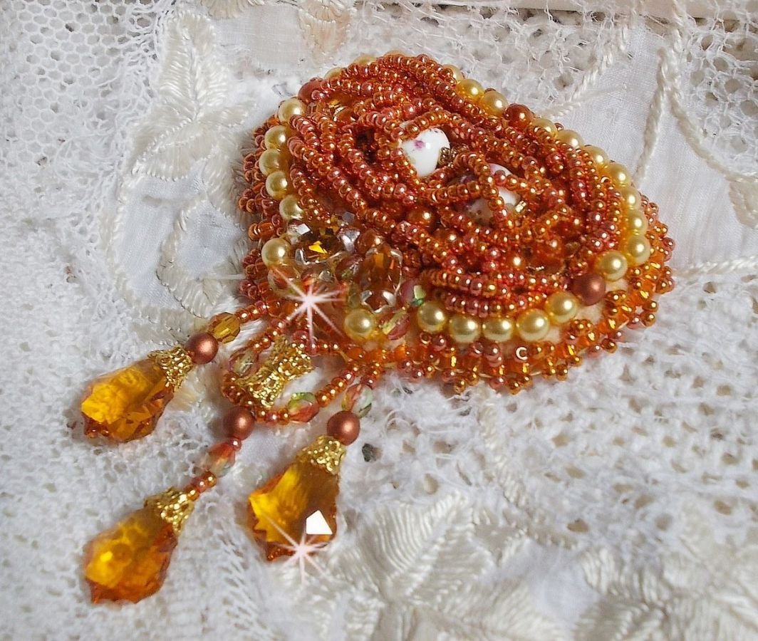 Spilla Rumba ricamata con cristalli Swarovski, strass, navette Tangerine, perle rotonde e perline