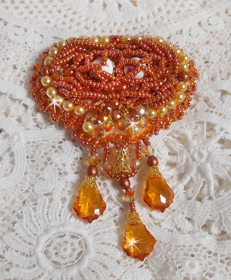 Spilla Rumba ricamata con cristalli Swarovski, strass, navette Tangerine, perle rotonde e perline