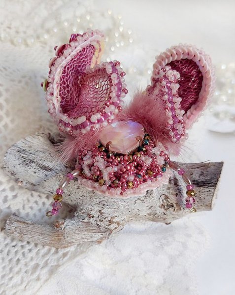 Broche Scarab&eacute;e Peony Pink brod&eacute;e avec rocailles, perles Cristal Swarovski, dentelle, perles verres, broche laiton