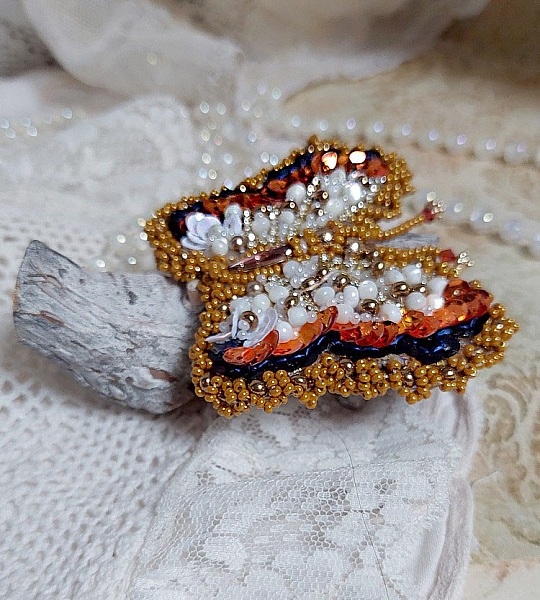 Broche Papillon Topaz brod&eacute;e avec perles de gemme en Nacre, rocailles, cuir vachette et perles cristal Swarovski