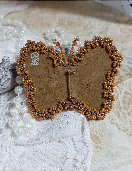 Broche Papillon Topaz brod&eacute;e avec perles de gemme en Nacre, rocailles, cuir vachette et perles cristal Swarovski