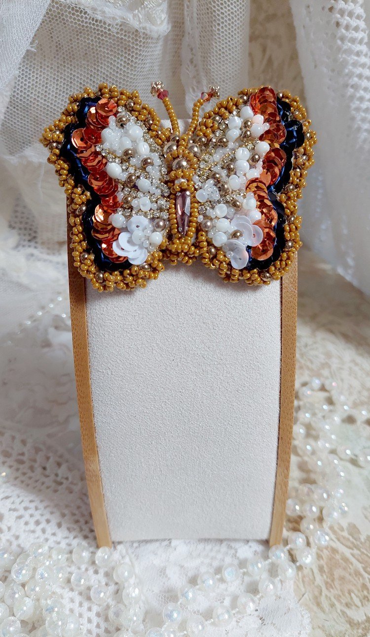 Broche Papillon Topaz brodée avec perles de gemme en Nacre, rocailles, cuir vachette et perles cristal Swarovski