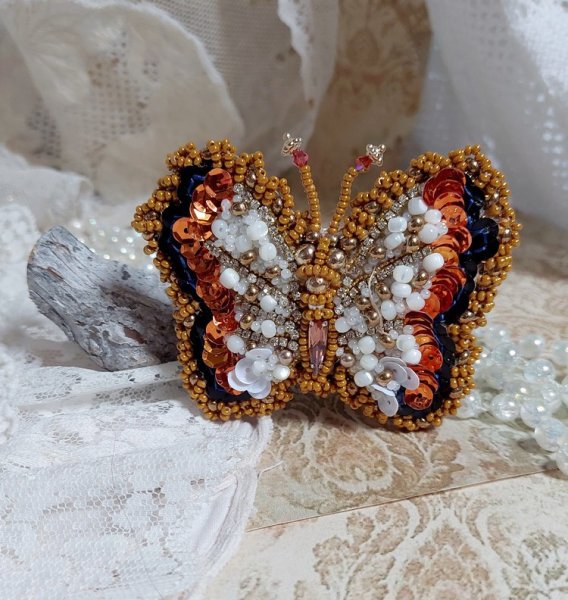 Broche Papillon Topaz brodée avec perles de gemme en Nacre, rocailles, cuir vachette et perles cristal Swarovski