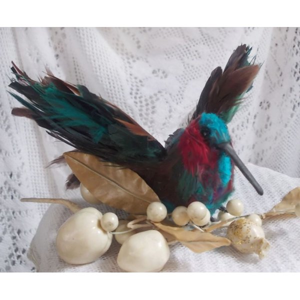 Le Colibri Thalassin cr&eacute;e enti&egrave;rement en porcelaine, des plumes de Coq et Fantaisies, des petites rocailles