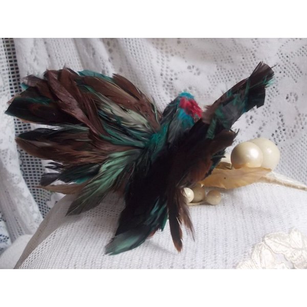 Le Colibri Thalassin cr&eacute;e enti&egrave;rement en porcelaine, des plumes de Coq et Fantaisies, des petites rocailles