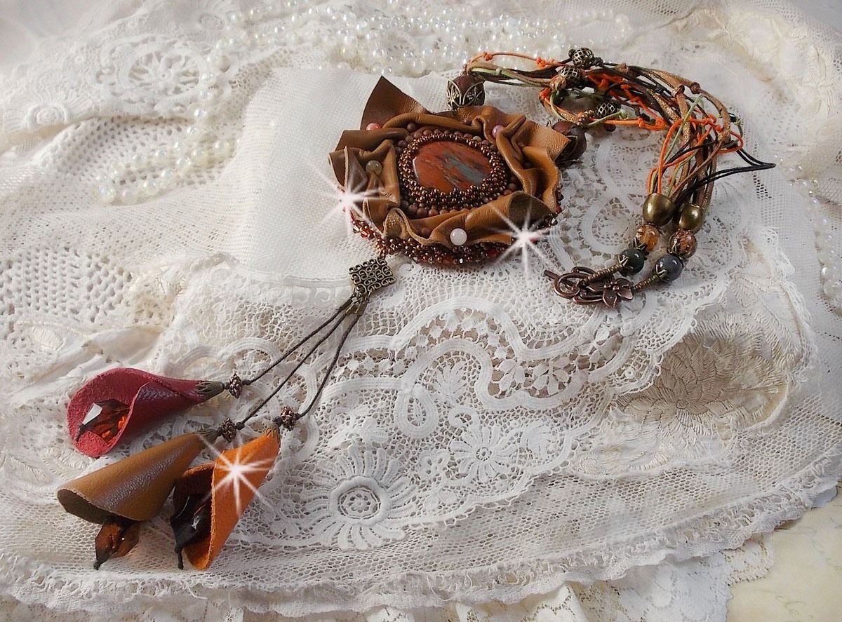 Collana Amber Romance ricamata con pelle color caramello/arancio/mogano, pietre semipreziose (agata, citrino, diaspro di Picasso) e cristalli Swarovski