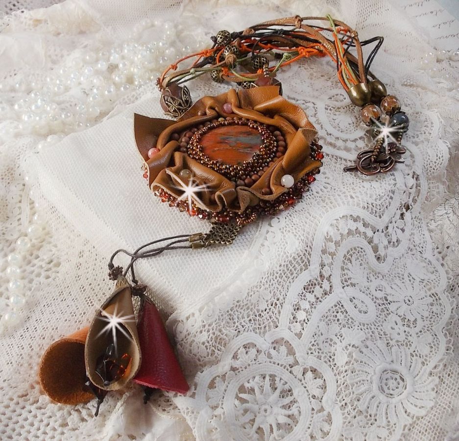 Collana Amber Romance ricamata con pelle color caramello/arancio/mogano, pietre semipreziose (agata, citrino, diaspro di Picasso) e cristalli Swarovski