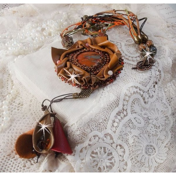 Collana Amber Romance ricamata con pelle color caramello/arancio/mogano, pietre semipreziose (agata, citrino, diaspro di Picasso) e cristalli Swarovski