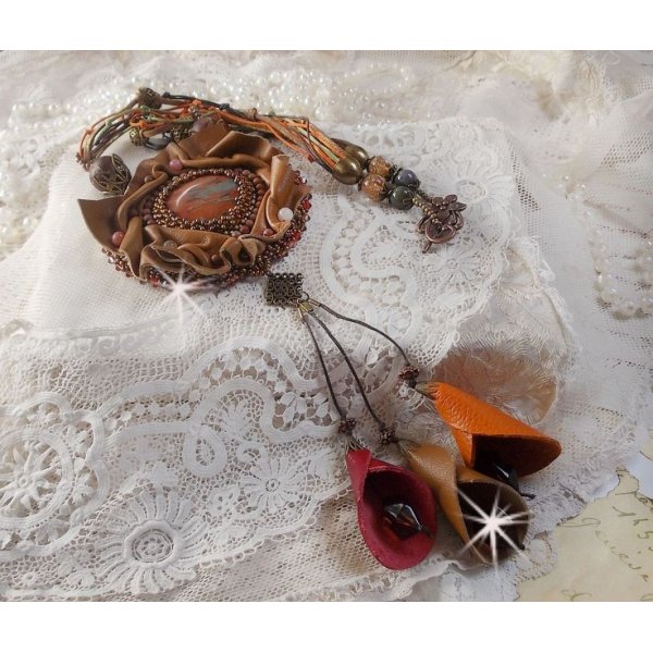 Collana Amber Romance ricamata con pelle color caramello/arancio/mogano, pietre semipreziose (agata, citrino, diaspro di Picasso) e cristalli Swarovski