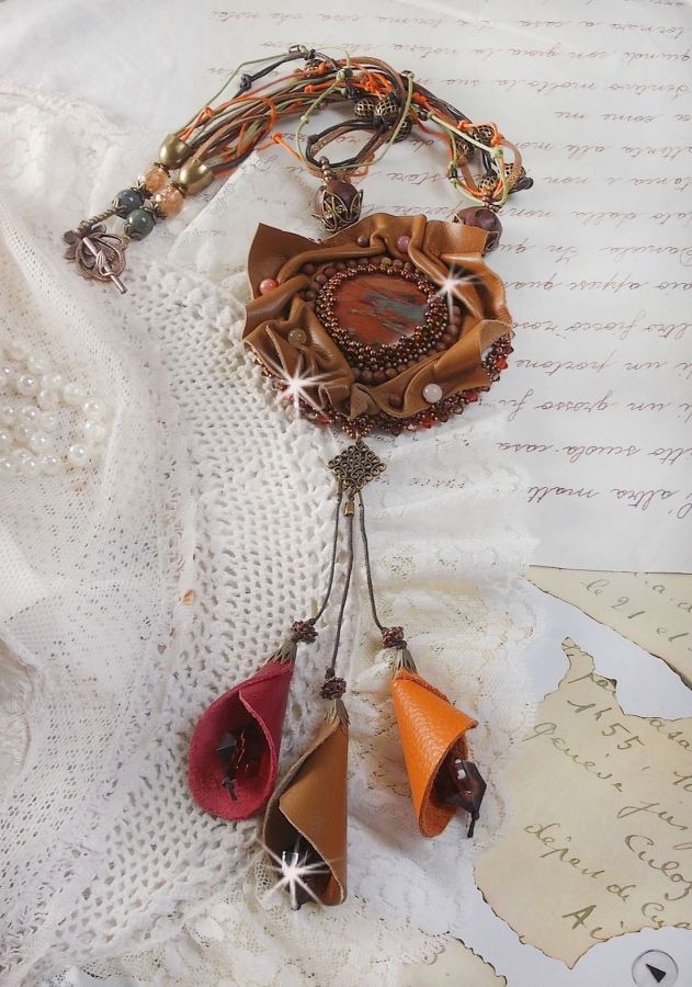 Collana Amber Romance ricamata con pelle color caramello/arancio/mogano, pietre semipreziose (agata, citrino, diaspro di Picasso) e cristalli Swarovski