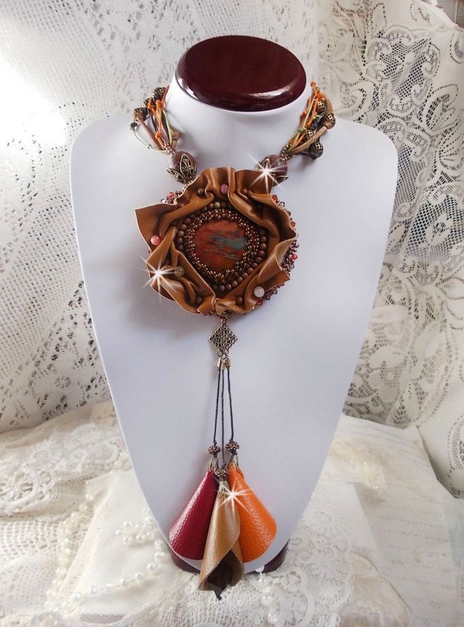 Collana Amber Romance ricamata con pelle color caramello/arancio/mogano, pietre semipreziose (agata, citrino, diaspro di Picasso) e cristalli Swarovski