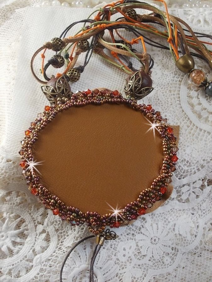 Collana Amber Romance ricamata con pelle color caramello/arancio/mogano, pietre semipreziose (agata, citrino, diaspro di Picasso) e cristalli Swarovski