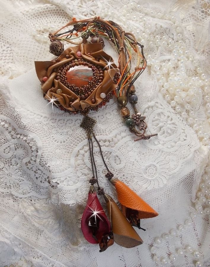 Collana Amber Romance ricamata con pelle color caramello/arancio/mogano, pietre semipreziose (agata, citrino, diaspro di Picasso) e cristalli Swarovski