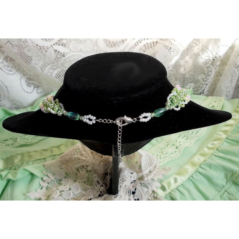 Collana a pettorale Anisse Haute-Couture ricamata con pizzo antico, cabochon in resina con ritratto di donna.