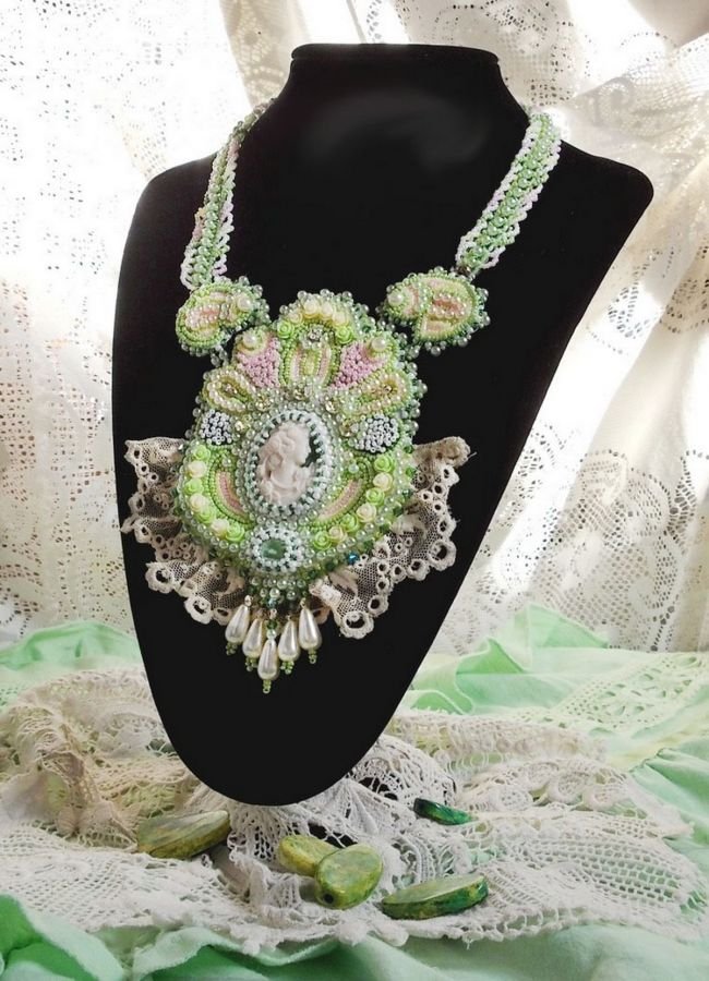 Collana a pettorale Anisse Haute-Couture ricamata con pizzo antico, cabochon in resina con ritratto di donna.