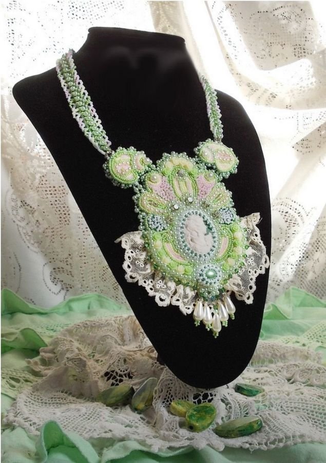 Collana a pettorale Anisse Haute-Couture ricamata con pizzo antico, cabochon in resina con ritratto di donna.