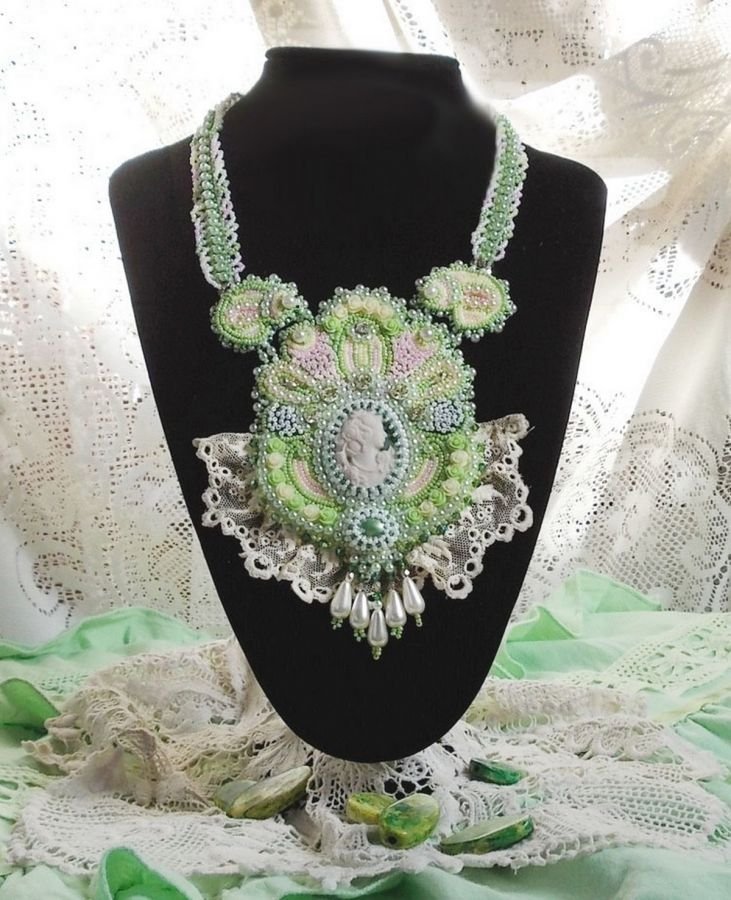 Collana a pettorale Anisse Haute-Couture ricamata con pizzo antico, cabochon in resina con ritratto di donna.