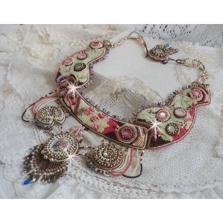 Collana Arc-En-Ciel Haute-Couture ricamata con un cabochon di porcellana Limoge, cristalli Swarovski e perle. 