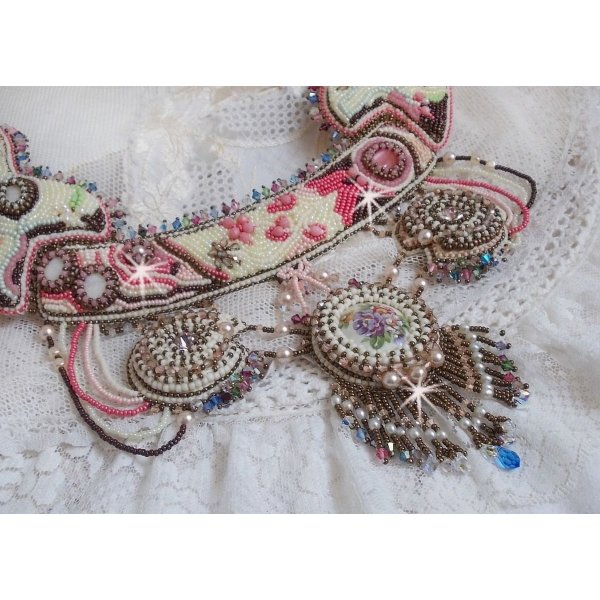 Collana Arc-En-Ciel Haute-Couture ricamata con un cabochon di porcellana Limoge, cristalli Swarovski e perle. 