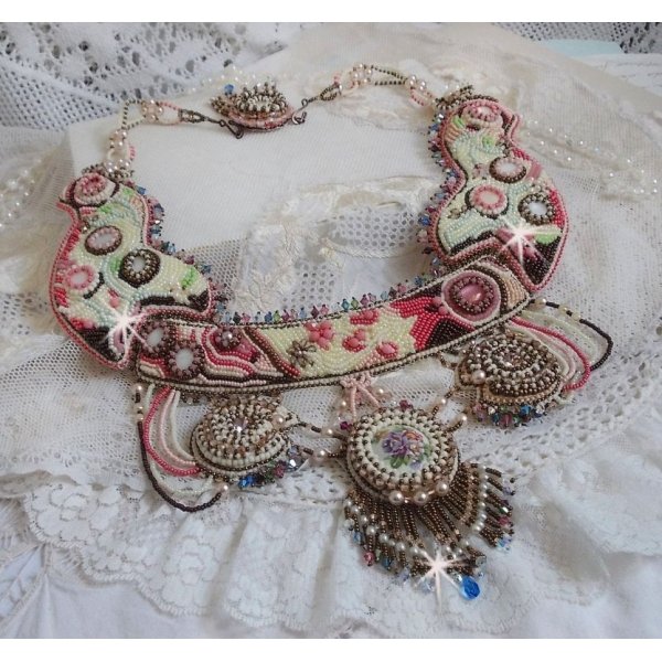 Collana Arc-En-Ciel Haute-Couture ricamata con un cabochon di porcellana Limoge, cristalli Swarovski e perle. 