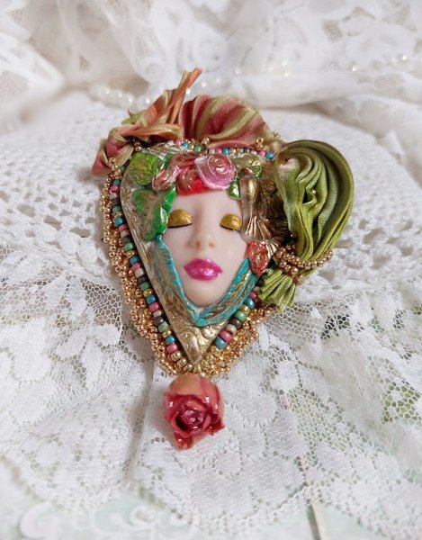 Collier La Belle au Bois Dormant cr&eacute;&eacute; avec cabochon c&oelig;ur p&acirc;te polym&egrave;re, ruban de soie, fleur r&eacute;sin&eacute;e, accessoires laiton