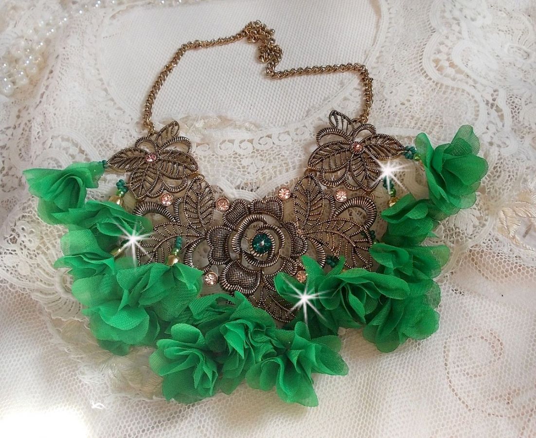 Collana Belle Emeraude con fiori di stoffa, cristalli Swarovski e perle di seme