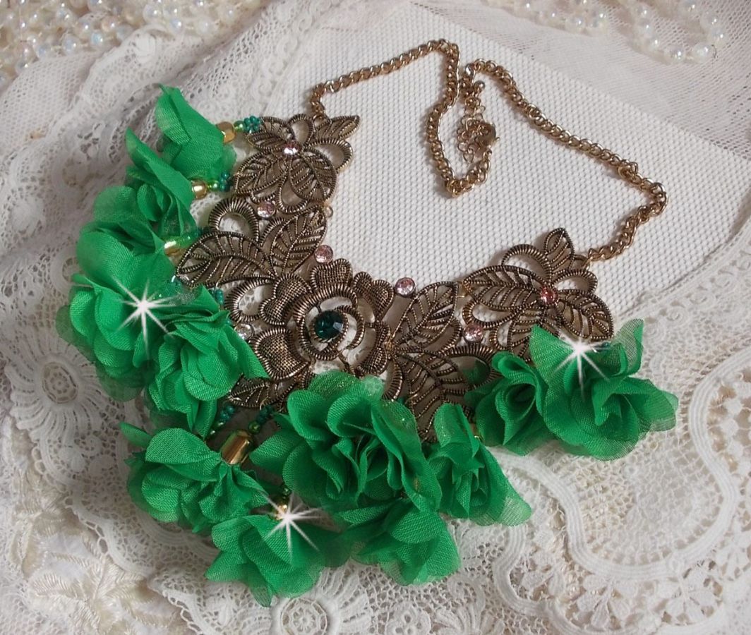 Collana Belle Emeraude con fiori di stoffa, cristalli Swarovski e perle di seme