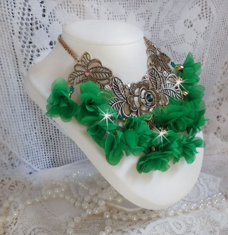 Collana Belle Emeraude con fiori di stoffa, cristalli Swarovski e perle di seme