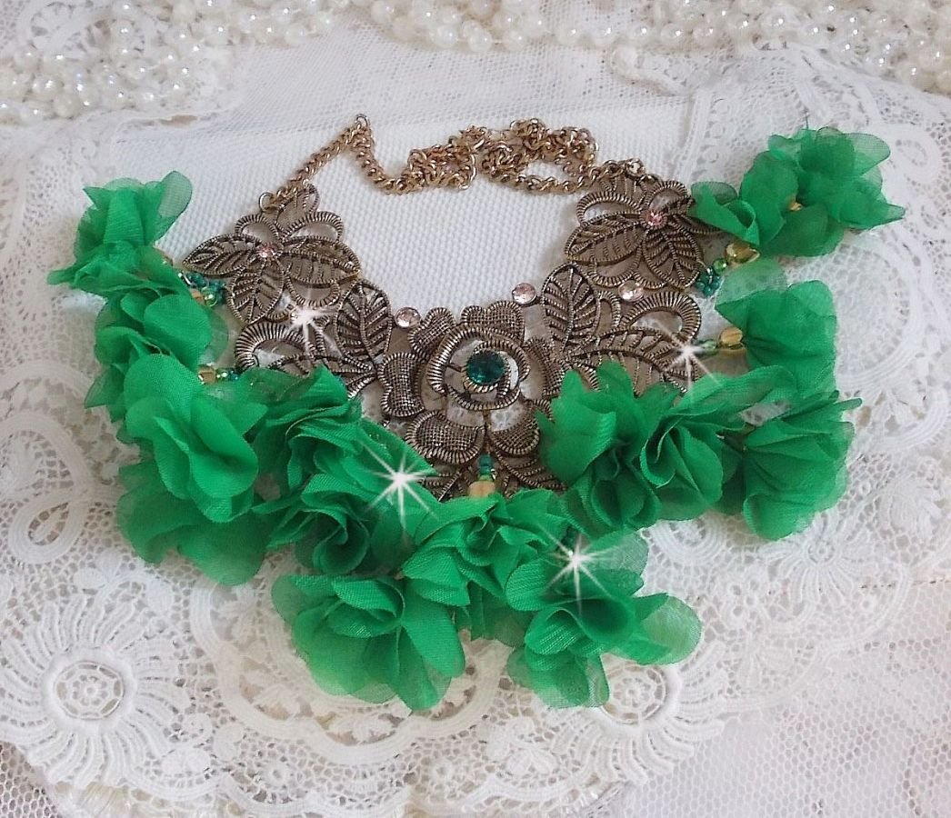 Collana Belle Emeraude con fiori di stoffa, cristalli Swarovski e perle di seme