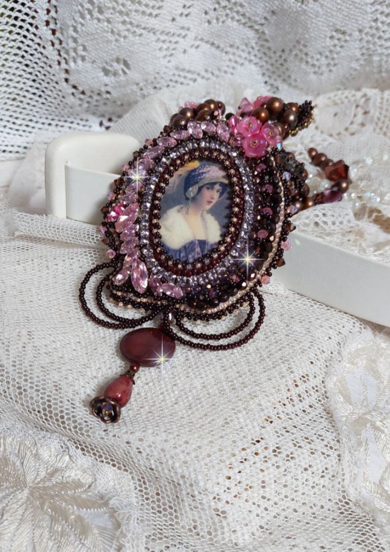 Collana Belle Romance Haute-Couture ricamata con un ritratto cabochon di donna con cappello con cristalli, perle di raso, perle rotonde dorate, cabochon di madreperla e 