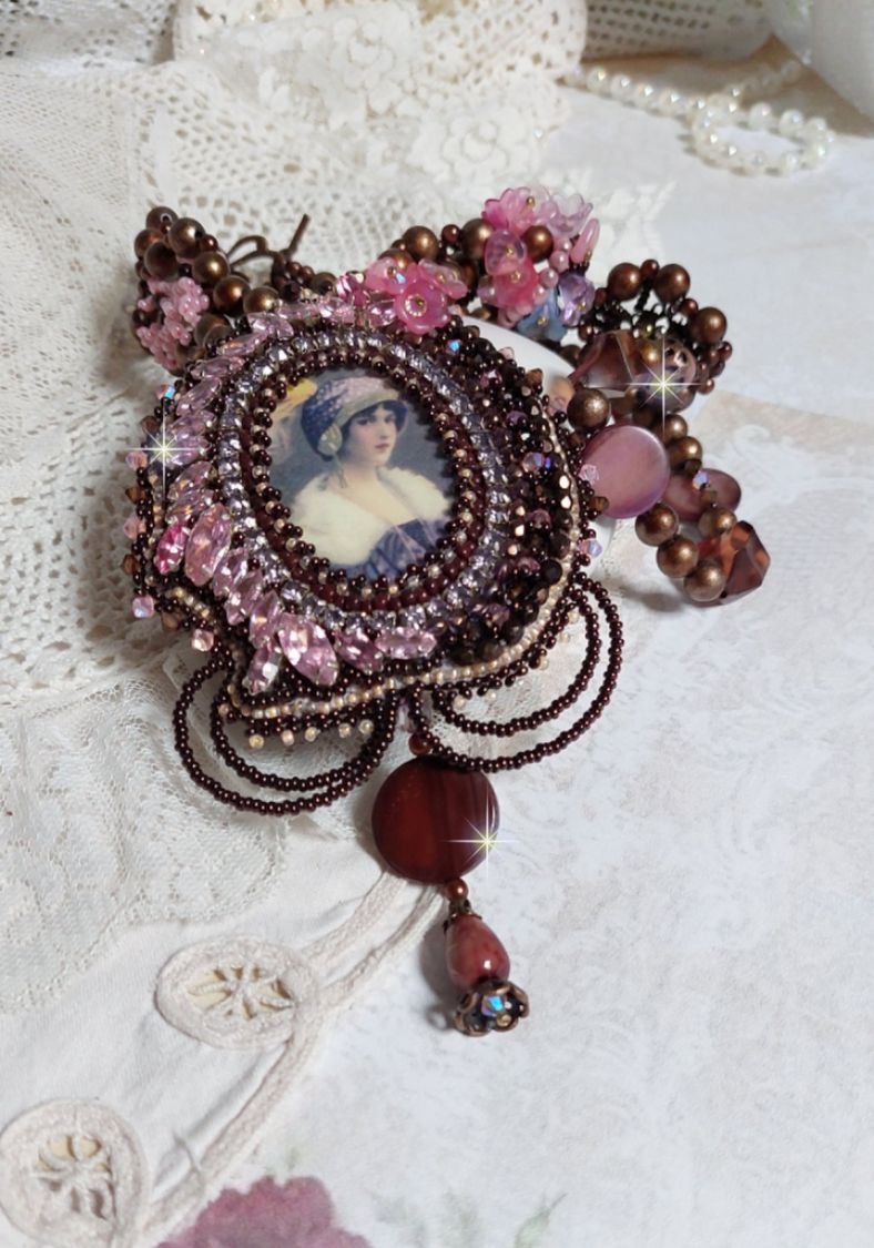 Collana Belle Romance Haute-Couture ricamata con un ritratto cabochon di donna con cappello con cristalli, perle di raso, perle rotonde dorate, cabochon di madreperla e 