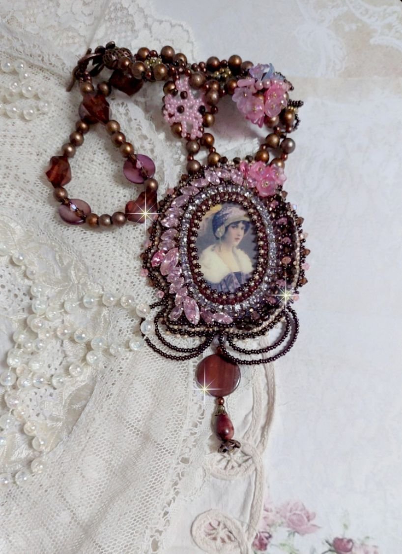 Collana Belle Romance Haute-Couture ricamata con un ritratto cabochon di donna con cappello con cristalli, perle di raso, perle rotonde dorate, cabochon di madreperla e 