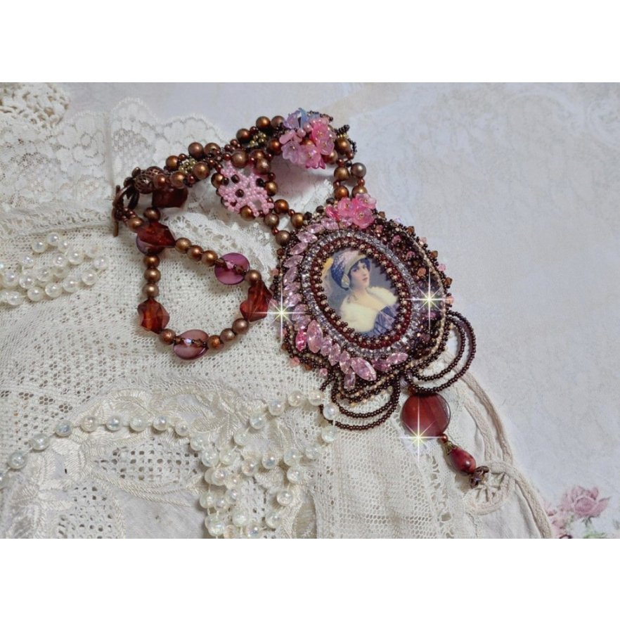 Collana Belle Romance Haute-Couture ricamata con un ritratto cabochon di donna con cappello con cristalli, perle di raso, perle rotonde dorate, cabochon di madreperla e 