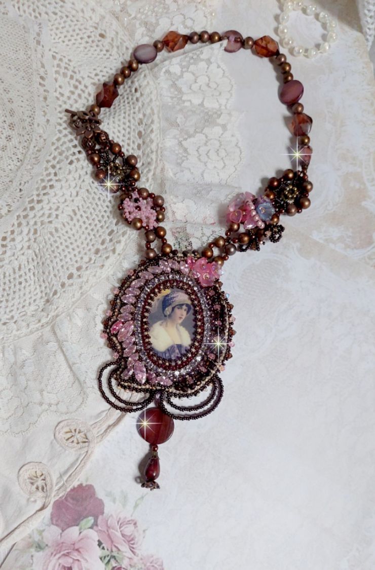 Collana Belle Romance Haute-Couture ricamata con un ritratto cabochon di donna con cappello con cristalli, perle di raso, perle rotonde dorate, cabochon di madreperla e 