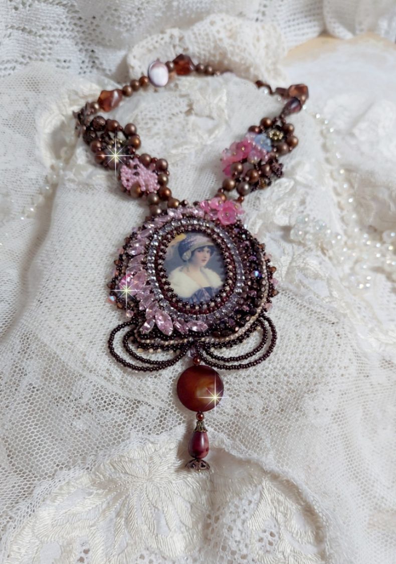 Collana Belle Romance Haute-Couture ricamata con un ritratto cabochon di donna con cappello con cristalli, perle di raso, perle rotonde dorate, cabochon di madreperla e 