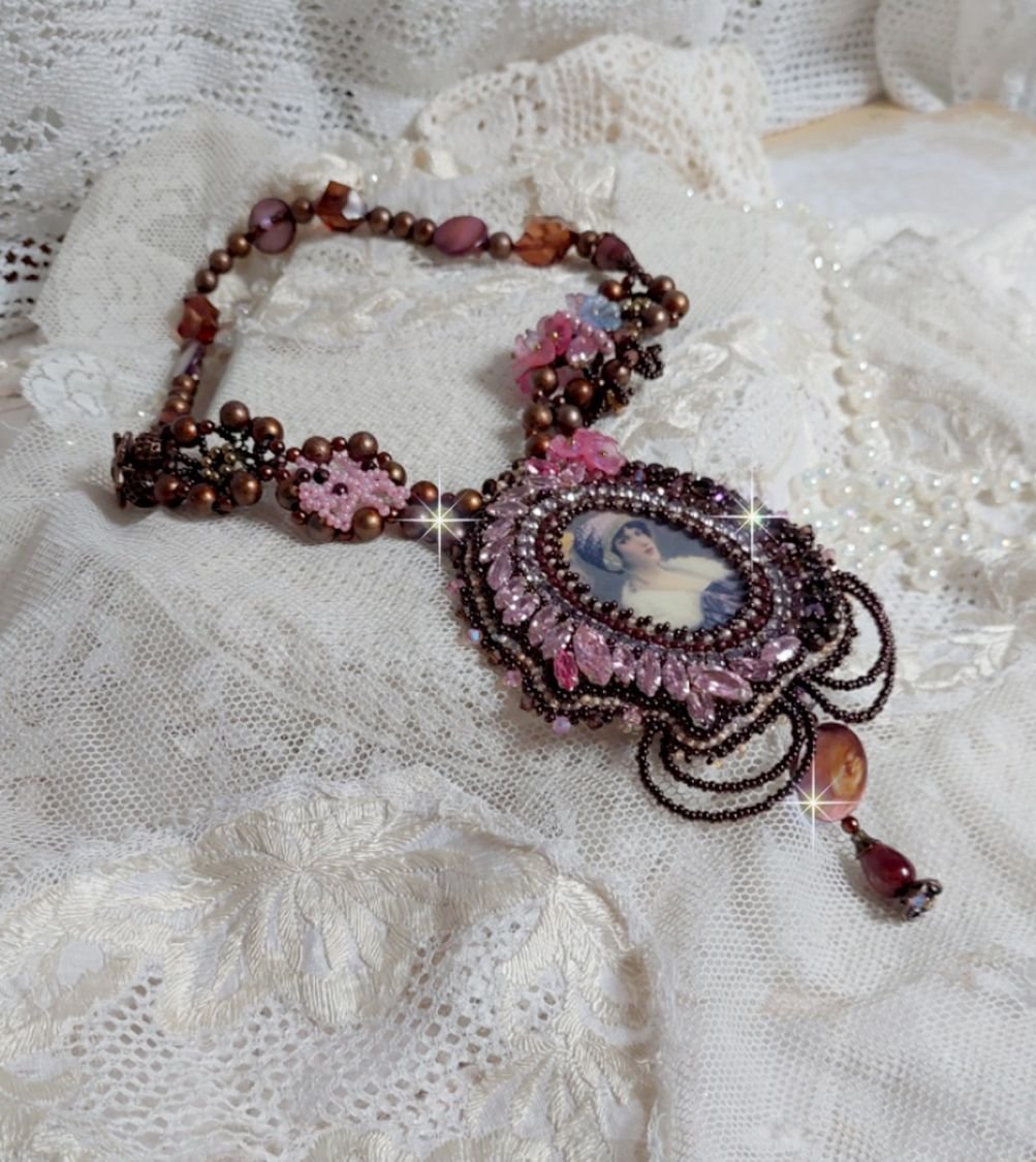 Collana Belle Romance Haute-Couture ricamata con un ritratto cabochon di donna con cappello con cristalli, perle di raso, perle rotonde dorate, cabochon di madreperla e 