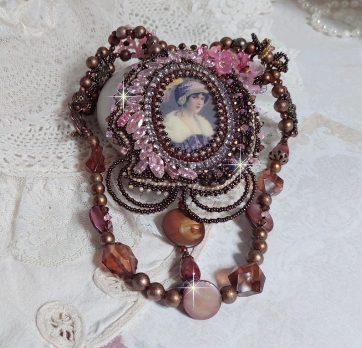 Collana Belle Romance Haute-Couture ricamata con un ritratto cabochon di donna con cappello con cristalli, perle di raso, perle rotonde dorate, cabochon di madreperla e 