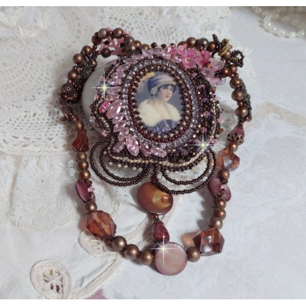 Collana Belle Romance Haute-Couture ricamata con un ritratto cabochon di donna con cappello con cristalli, perle di raso, perle rotonde dorate, cabochon di madreperla e 