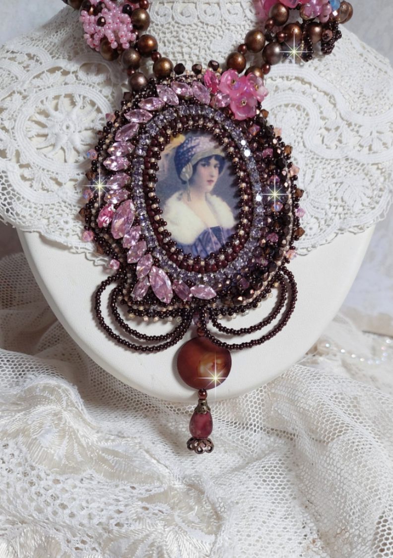 Collana Belle Romance Haute-Couture ricamata con un ritratto cabochon di donna con cappello con cristalli, perle di raso, perle rotonde dorate, cabochon di madreperla e 