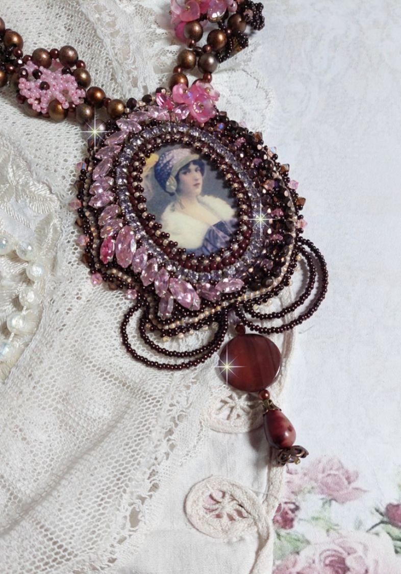 Collana Belle Romance Haute-Couture ricamata con un ritratto cabochon di donna con cappello con cristalli, perle di raso, perle rotonde dorate, cabochon di madreperla e 