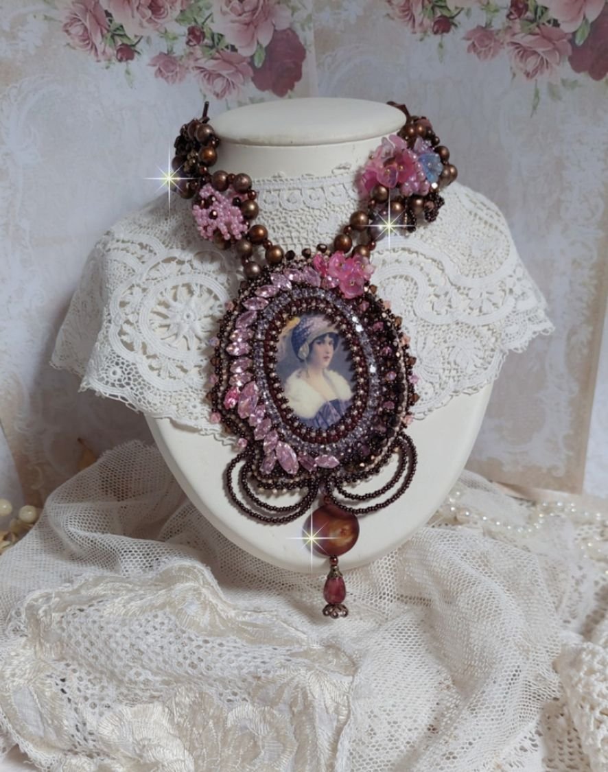 Collana Belle Romance Haute-Couture ricamata con un ritratto cabochon di donna con cappello con cristalli, perle di raso, perle rotonde dorate, cabochon di madreperla e 