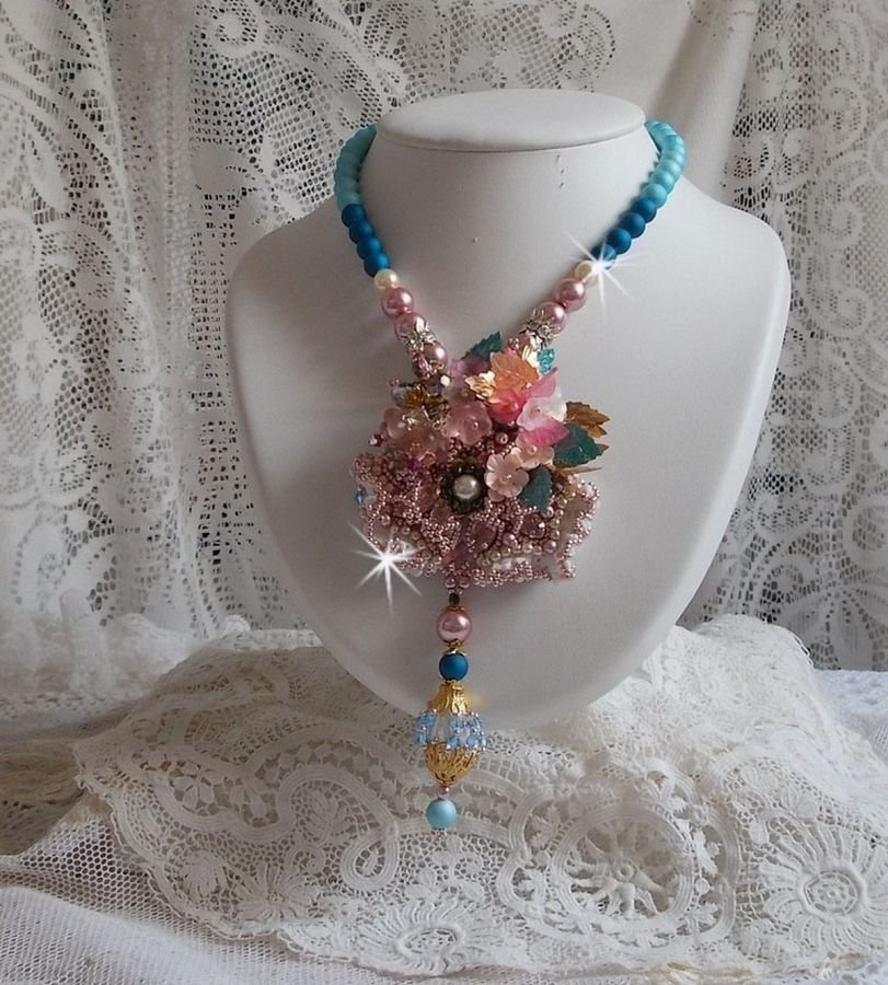 Collier Bohême avec de beaux cristaux de Swarovski, des perles rondes et des rocailles