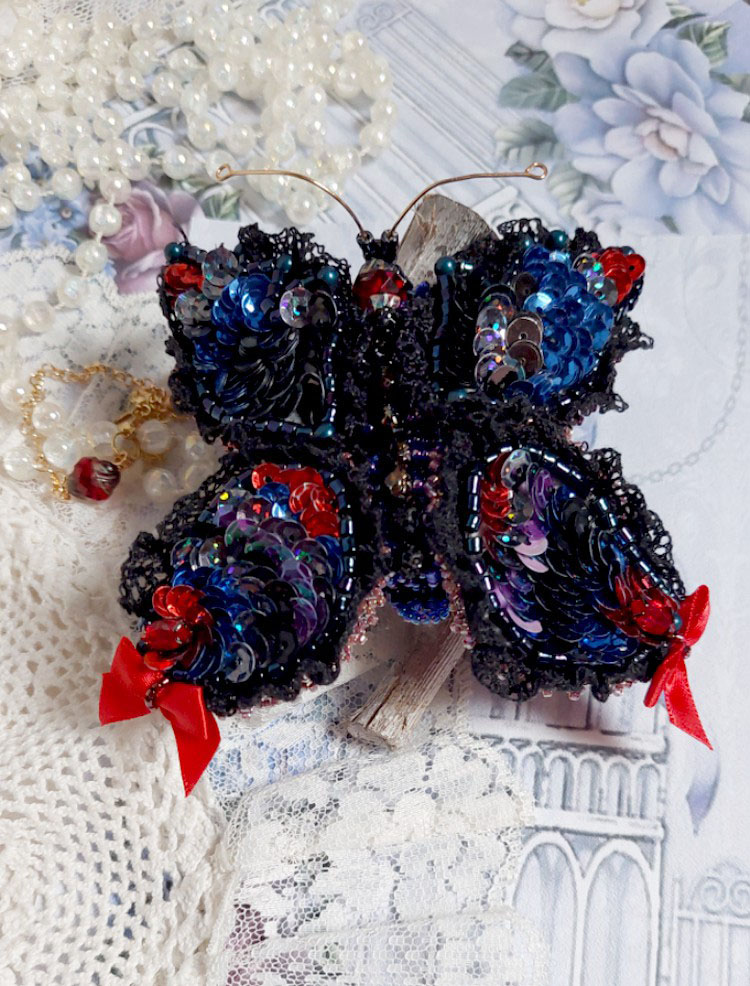 Collier Broche Butterfly Jet/Red brodé avec sequins, perles en verre, plasticine, rocailles et perles cristal Swarovski