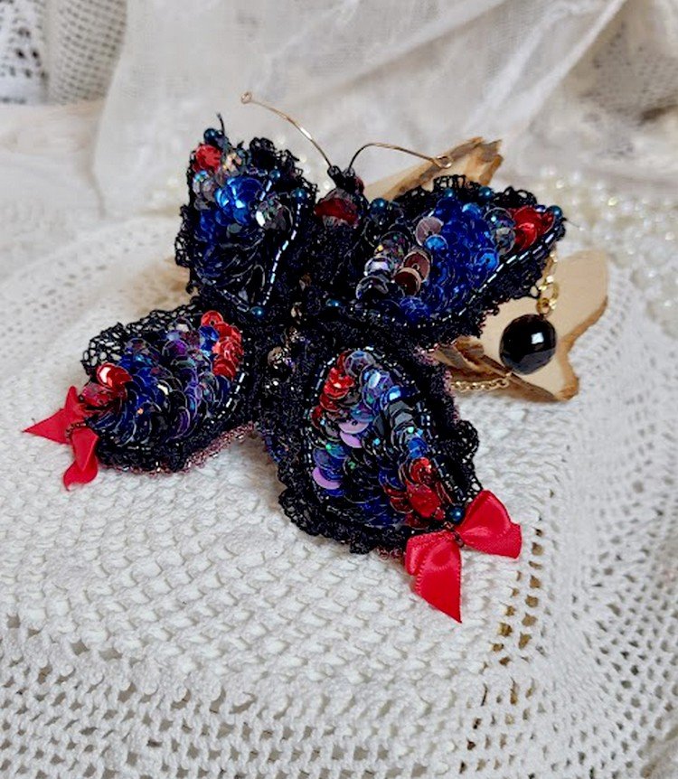 Collier Broche Butterfly Jet/Red brodé avec sequins, perles en verre, plasticine, rocailles et perles cristal Swarovski