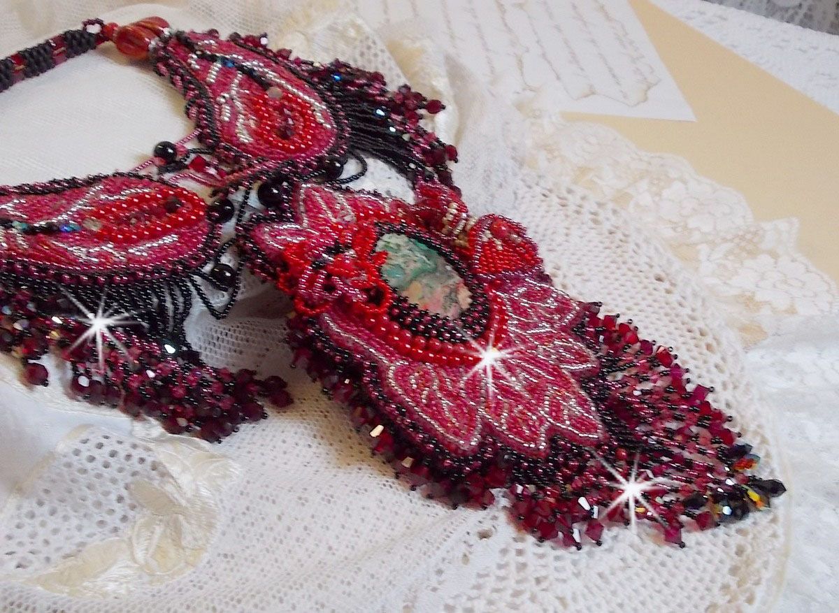 Collana Cardinale ricamata in rosso e nero con diaspro rosso, perline di onice e cristalli Swarovski