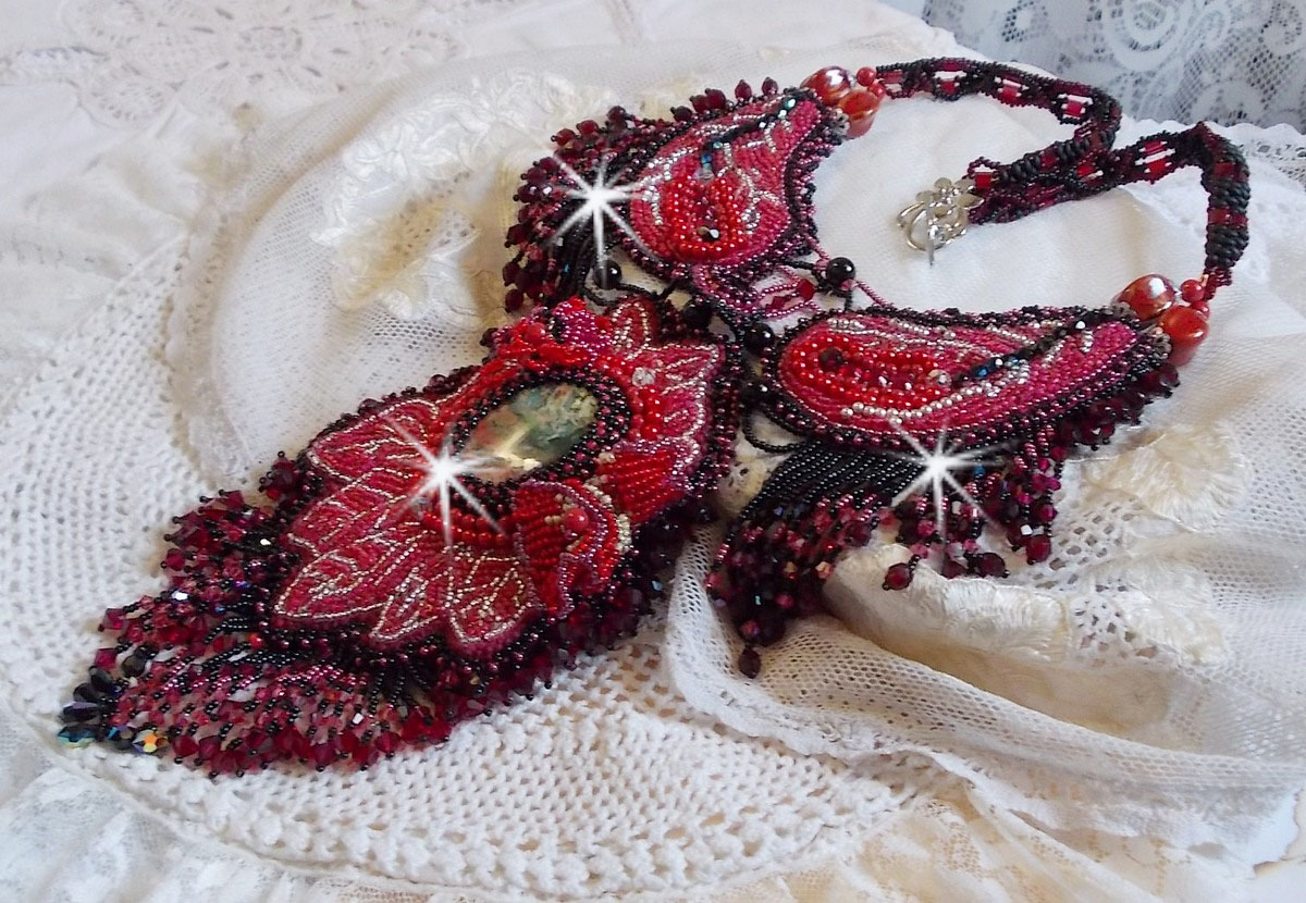 Collana Cardinale ricamata in rosso e nero con diaspro rosso, perline di onice e cristalli Swarovski