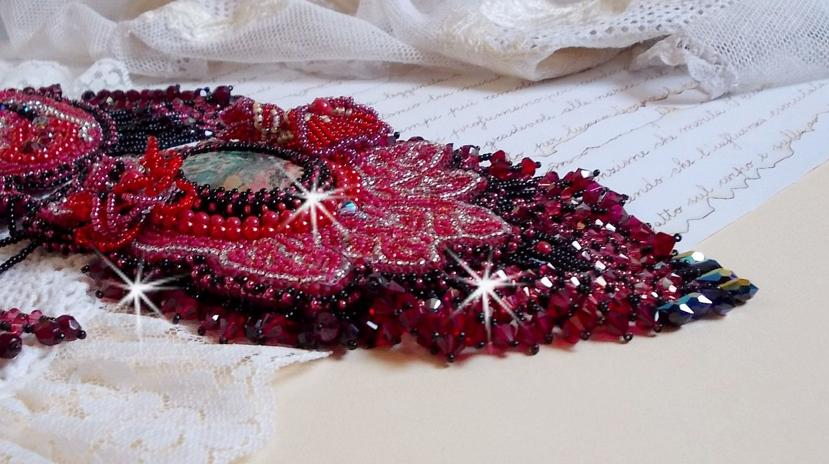 Collana Cardinale ricamata in rosso e nero con diaspro rosso, perline di onice e cristalli Swarovski