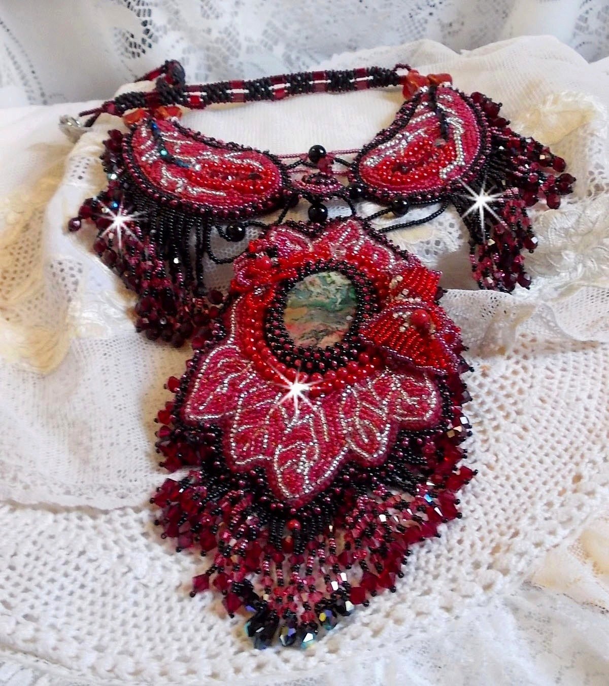 Collana Cardinale ricamata in rosso e nero con diaspro rosso, perline di onice e cristalli Swarovski